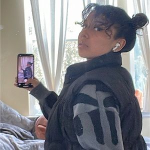 Meet your Posher, Móni